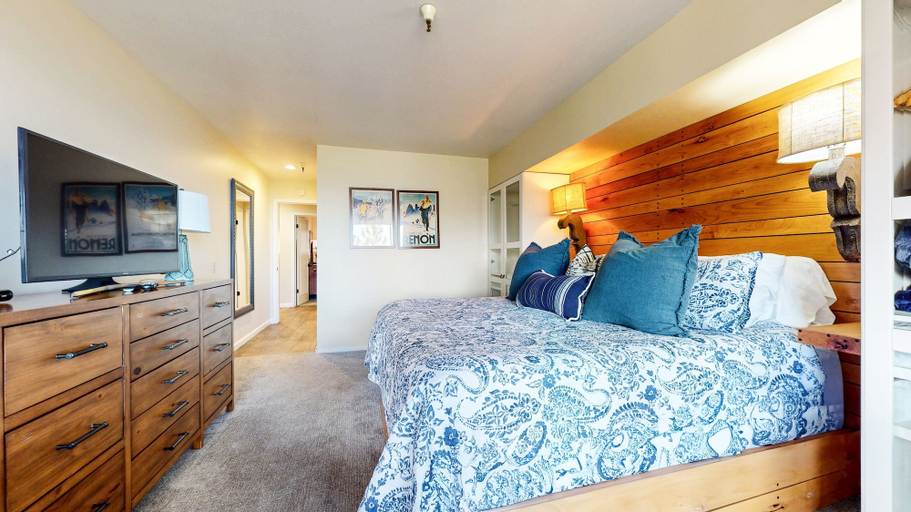 Room 5, Bridges #209 2 Bedroom Condo by RedAwning, Mono