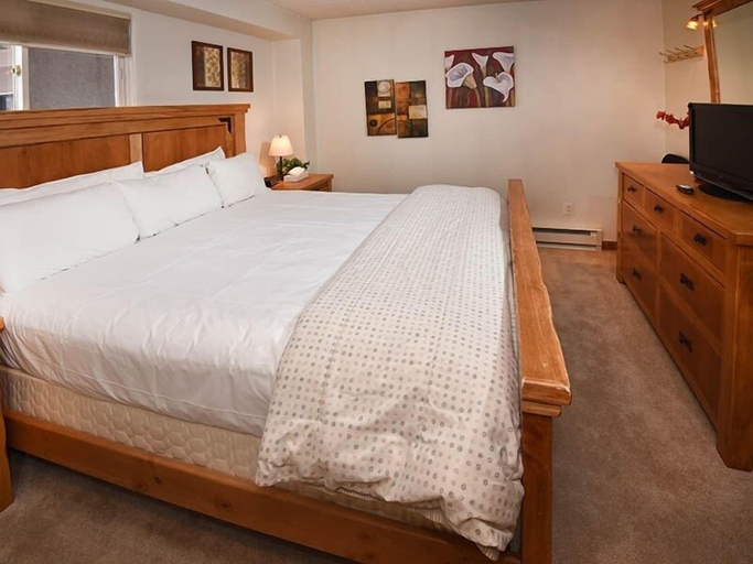 Room 2, Vantage Point 101 2 Bedroom Condo by RedAwning, Eagle
