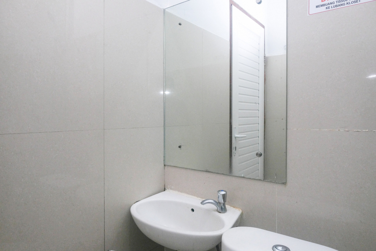 Bathroom 4, RedDoorz near Hermes Place Polonia Medan, Medan