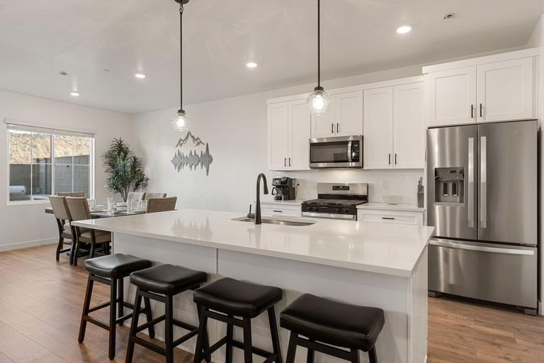 Private kitchen 3, Chill And Grill Getaway 4 Bedroom Townhouse, Washington