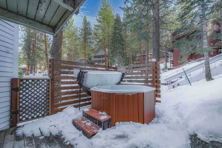 Outdoor spa tub 2, Zephyr Chalet Home for 8, Douglas