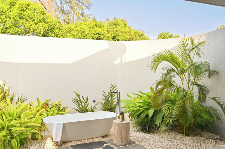 Bathroom 4, Bawe Island Resort, Magharibi
