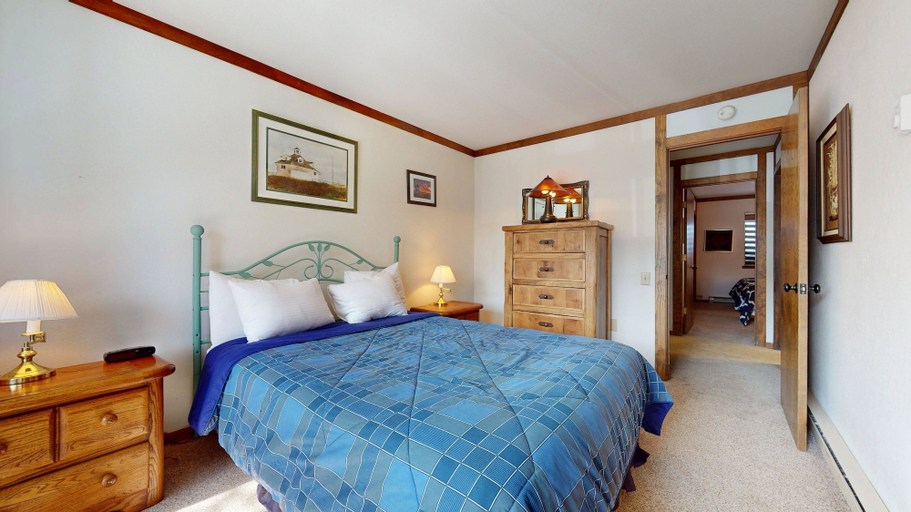 Room 2, Mammoth West 101 Updated Condo, Just A Short Walk to Canyon Lodge by RedAwning, Mono