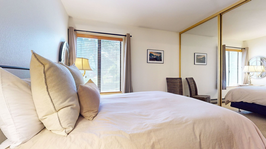 Room 2, Snowflower #75 3 Bedroom Condo by RedAwning, Mono