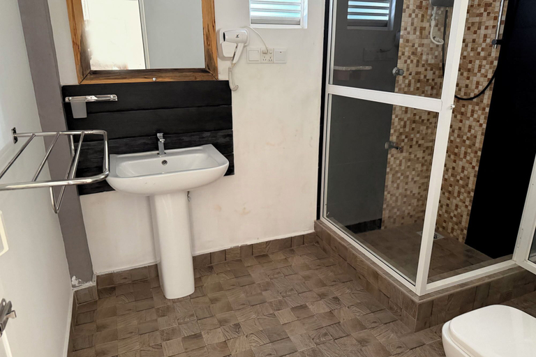Bathroom 2, JKL Maha Oya Villa, Wennappuwa