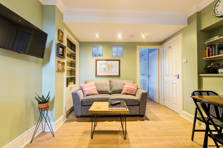 Living area, Snug 1 Bed Apartment, Edinburgh