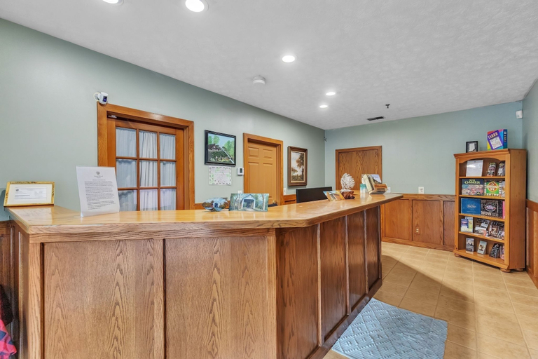 Lobby 2, 3rd Floor Front Side Penthouse Suite - 302 by Grand Wood Suites, Brown