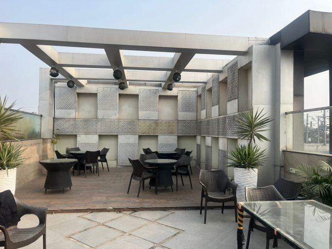 Outdoor dining, Staylo Masterprice Palace, Lucknow