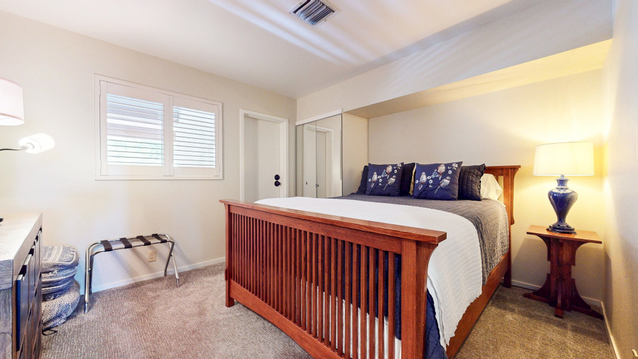 Room 3, Bridges #209 2 Bedroom Condo by RedAwning, Mono