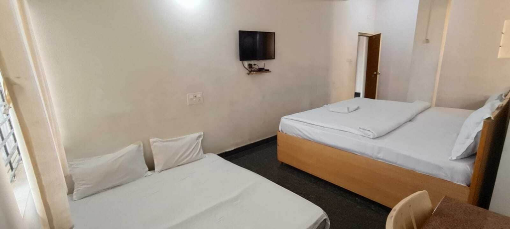 Room 2, Stayz Royale Mysuru - Near Mysuru Palace, Mysore