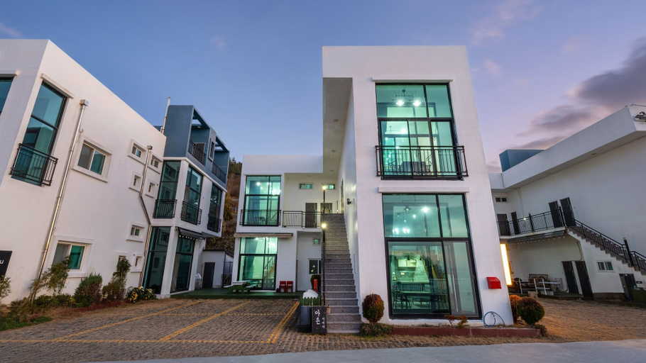 Exterior & Views, Yeosu Arungeorida Ocean View Pension, Yeosu