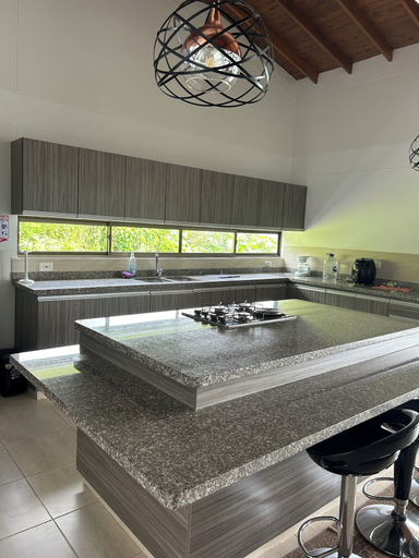 Private kitchen, Mirador Forest House Pueblo Tapao, Montenegro