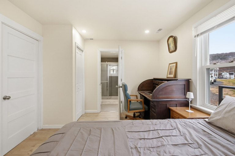 Room 5, Heishman Historic Hillside Home 4 Bedroom Home, Hardy