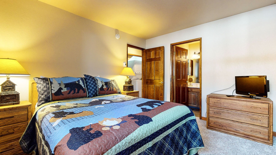 Room 2, Snowflower 26 Remodeled Spacious Condo With Great Complex Amenities by RedAwning, Mono