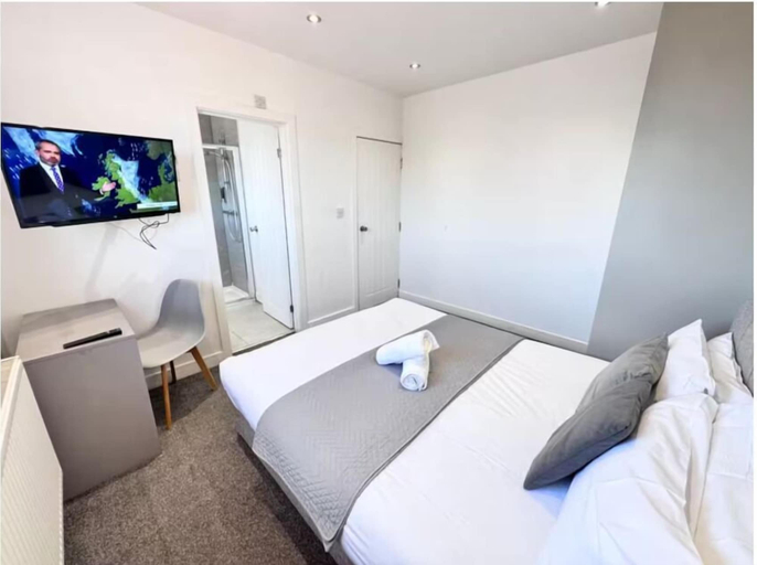 Room 3, Ox Heathrow Stay, London