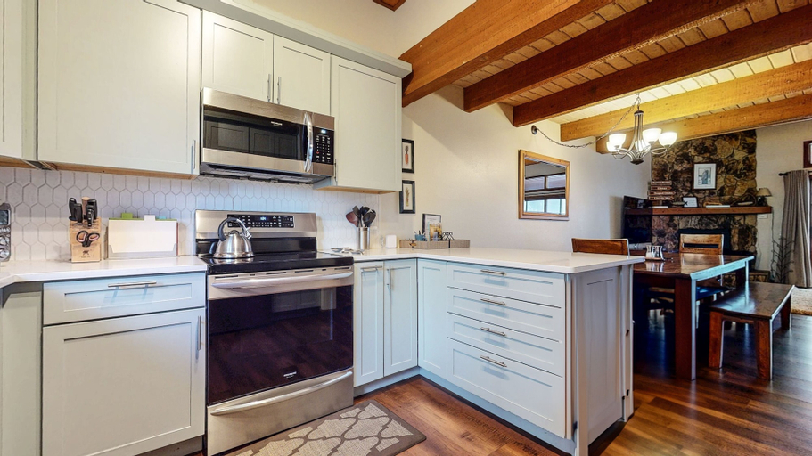 Private kitchen 5, Winterset 12 Centrally Located, Cozy, Washer Dryer by RedAwning, Mono