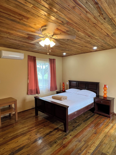 Room 3, Carmelita River Cabins