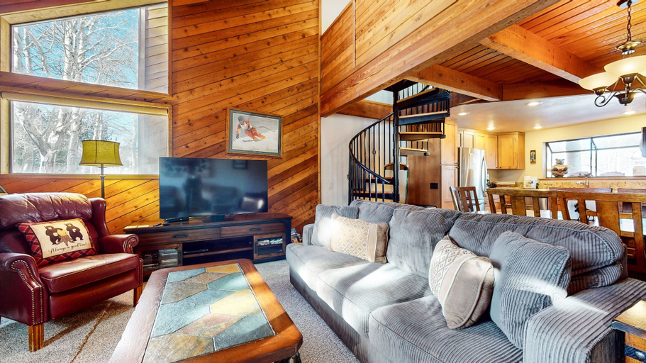 Living area 4, Snowflower 26 Remodeled Spacious Condo With Great Complex Amenities by RedAwning, Mono