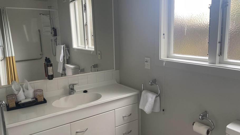 Bathroom 4, The Elmwood Motel, Christchurch