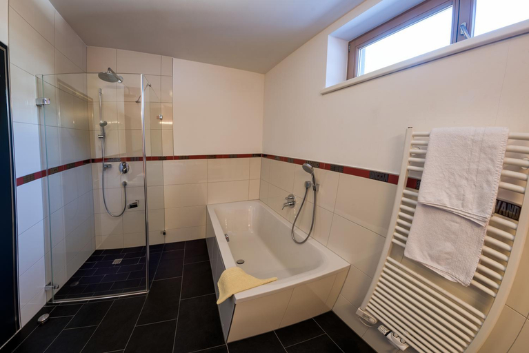 Bathroom 3, Hotel-Appartement Ferienhof, Schwaz