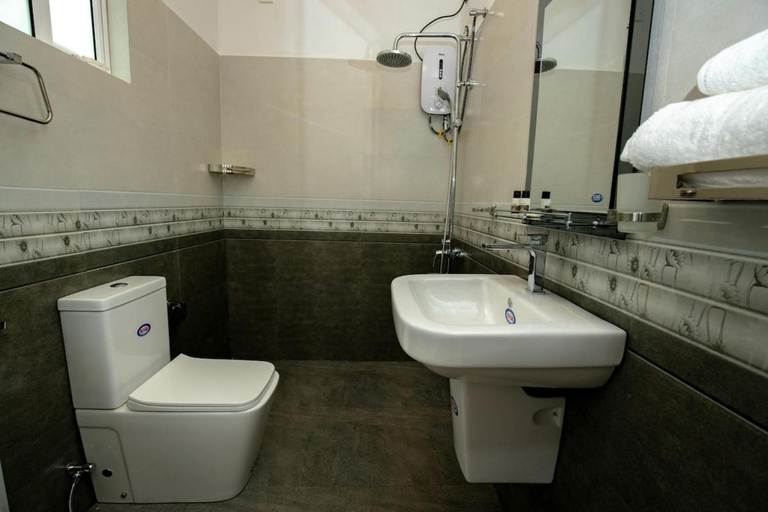 Bathroom 3, Kurumba Luxury Cabin, Habaraduwa