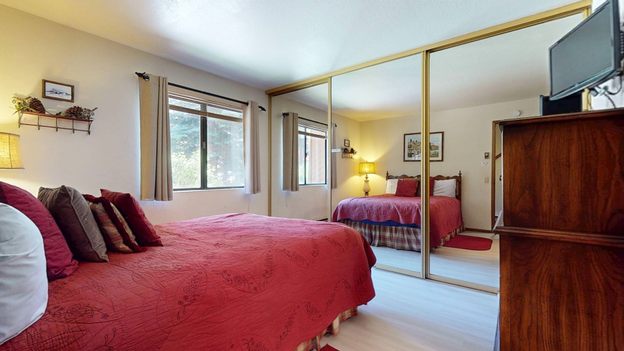 Room 3, Snowflower 81 Mountain Rustic with Great Complex Amenities, On The Shuttle Route by RedAwning, Mono