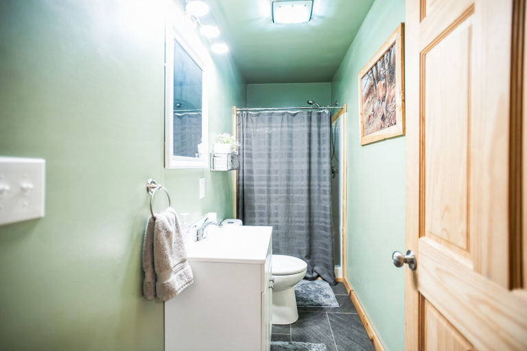 Bathroom 2, Hillside Hideaway 2 Bedroom Cabin, Carter