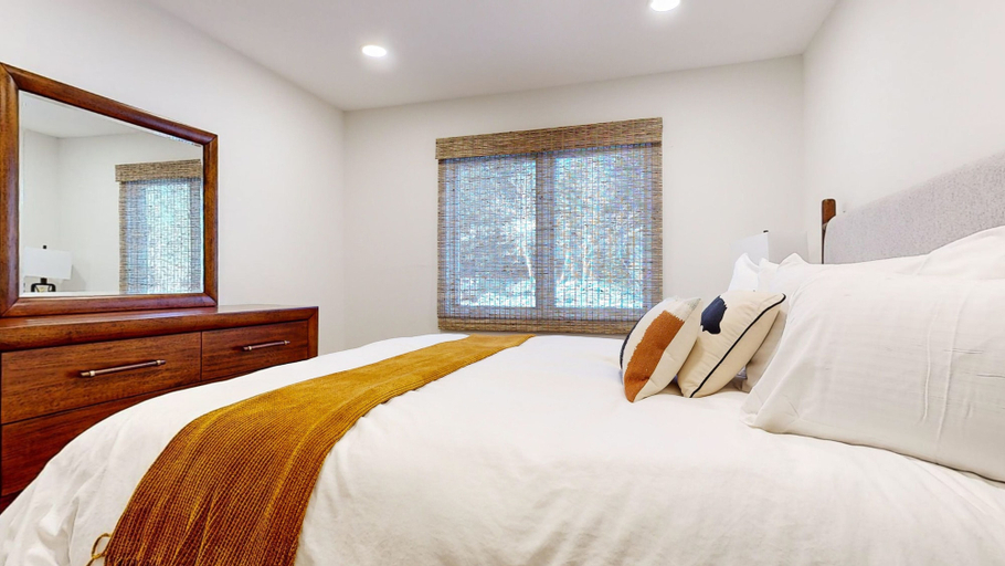 Room 5, Lakeview Villas #06 3 Bedroom Condo, Mono