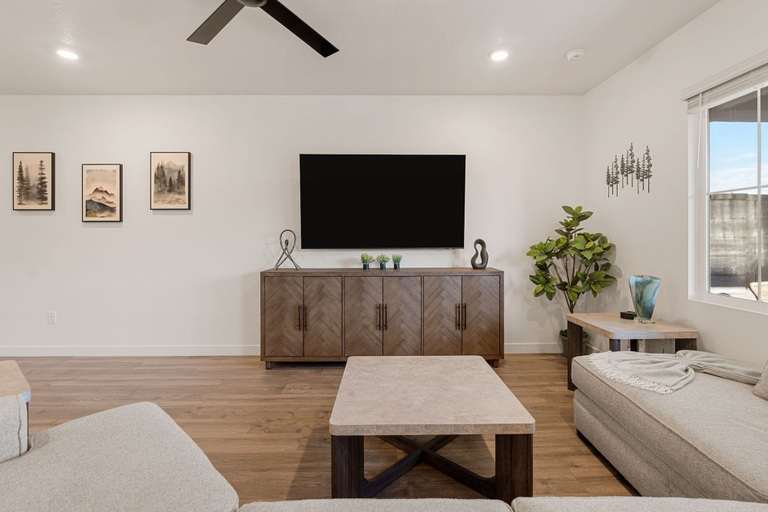 Living area 5, Chill And Grill Getaway 4 Bedroom Townhouse, Washington