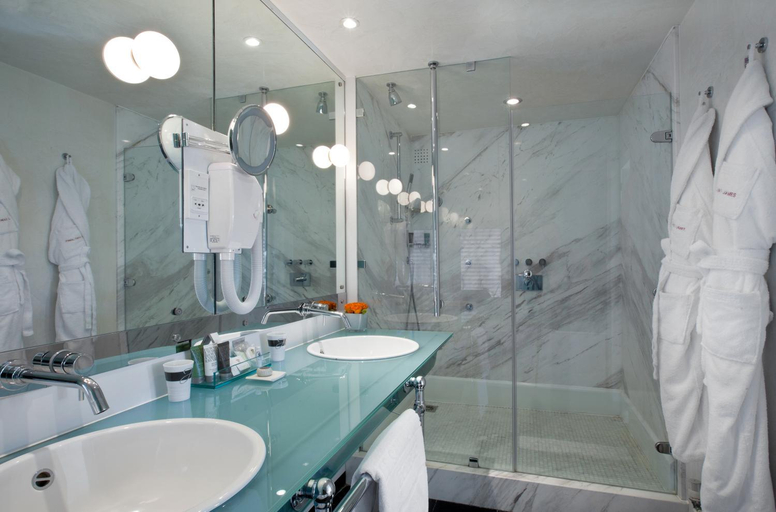 Bathroom, Le Saint James, Gironde