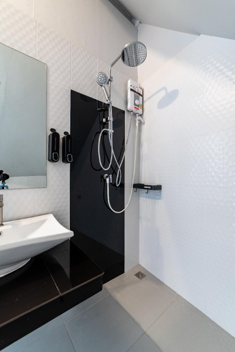 Bathroom 2, Joox C Betong, Batong