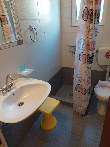 Bathroom 3, Dimitropoulos Seafront Apartments-Elaionas Beach near Diakopto, West Greece