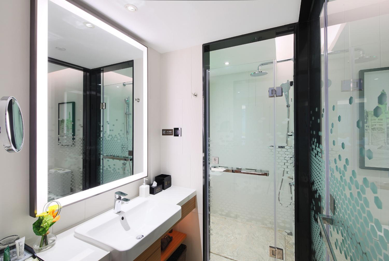 Bathroom, Hampton by Hilton Zhongshan Nanlang, Zhongshan