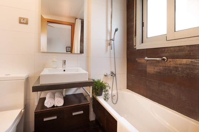 Bathroom 2, Mar Bella Beach Apartments, Barcelona