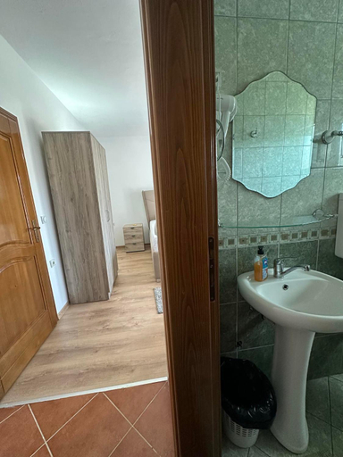 Bathroom 2, Rooms Ajllin