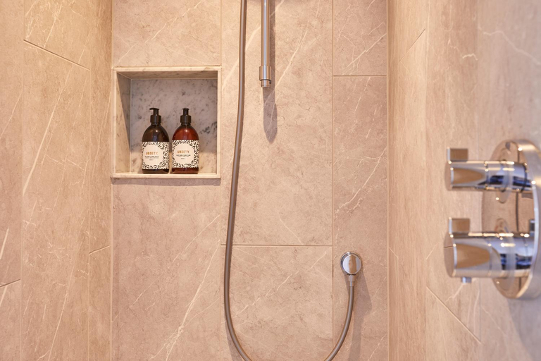Bathroom 2, The Swan, Somerset