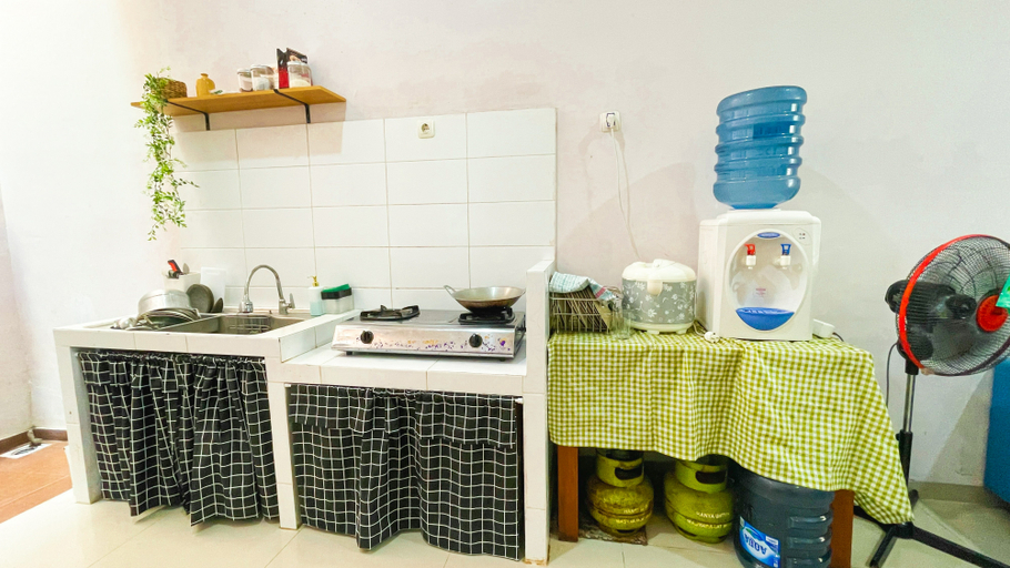 Others 4, JEC Selatan Homestay By WHouse, Yogyakarta