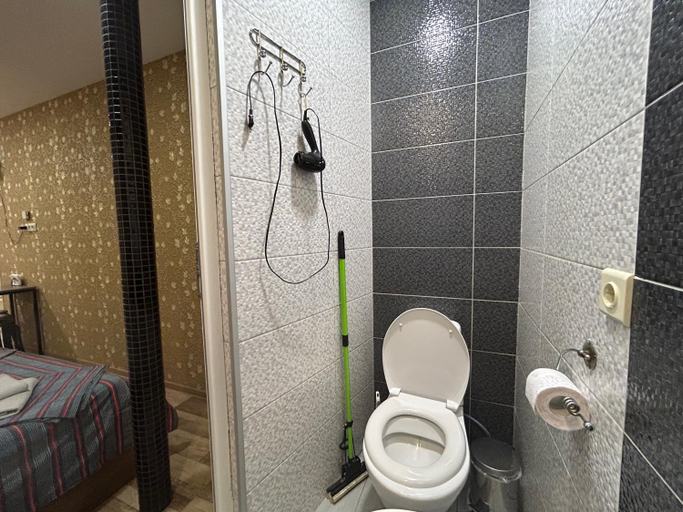Bathroom 2, Vakhtang Gorgasali apartment, Tbilisi