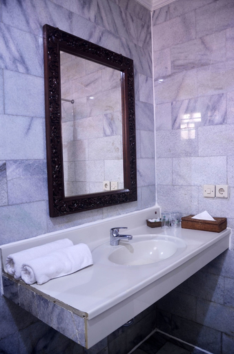 bathroom 4