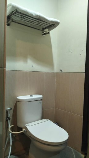 Bathroom 5, The Summit Siliwangi Hotel, Bandung