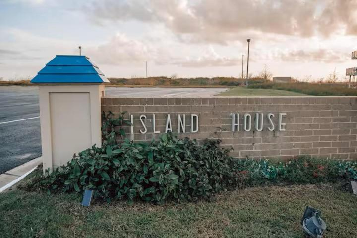 Exterior & Views 1, Island House BeachFront Condo Hotel, Kleberg