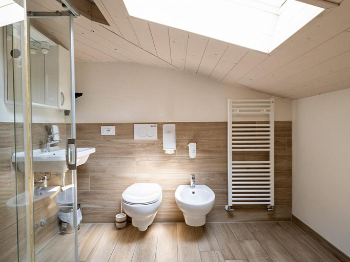 Bathroom 2, La Piazzetta, Mantua