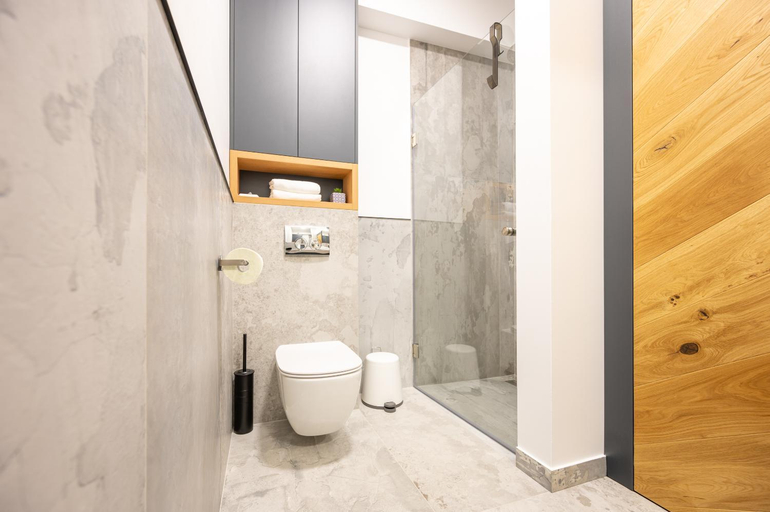 Bathroom 2, Calvin, Oradea