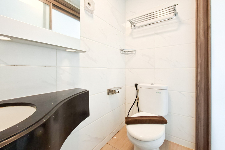 Bathroom 5, Stylish Studio for 2 Pax at Sky House BSD Apartment By Travelio, Tangerang Selatan