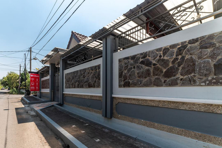 Others 4, RedDoorz Syariah near RRI Malang, Malang