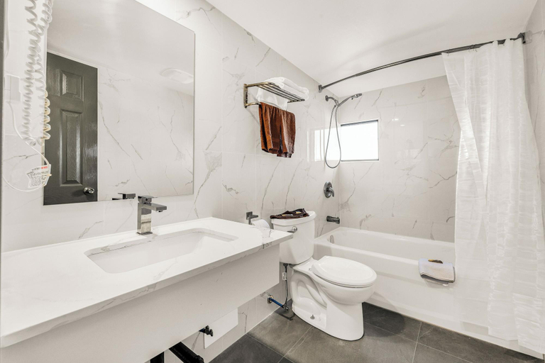 Bathroom 4, Park Motel, Toronto