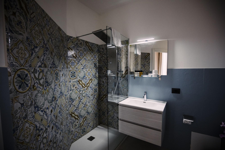 Bathroom 4, Villa Calipso, Mondello, Palermo