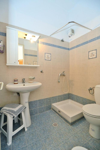 Bathroom 3, Cyclades Beach, South Aegean