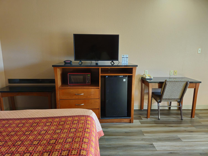 Bedroom 2, Budgetel Inn and Suites, Robertson
