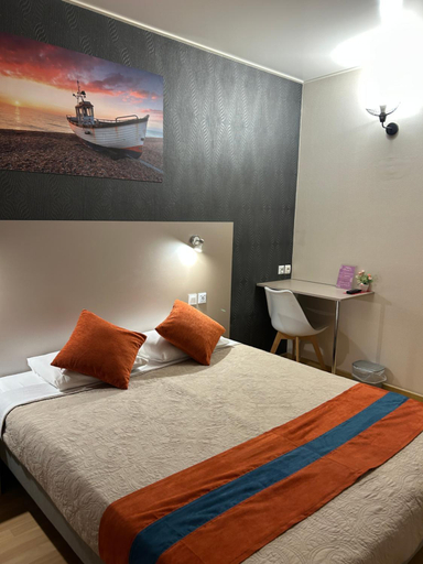 Bedroom 2, Hotel de Normandie, Seine-Maritime